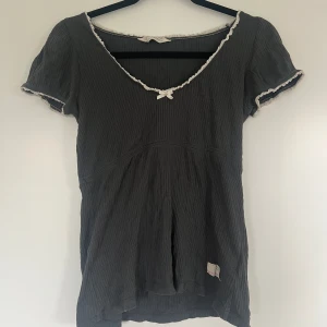 Odd Molly t-shirt  - Jättesöt grå t-shirt från Odd Molly. Storlek S och är i bra skick.