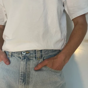 Ljusa Jeans - Supersnygga relaxed lightwash jeans i modell ’93 DENIM från Polar Skate Co.! Sparsamt använda; i mycket gott skick. Märkta storlek 30/32; modellen är 1.78 och brukar bära S/M. Nypris 1350. Skriv vid frågor!!🫶