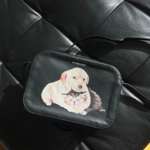Balenciaga camera bag - Super söt väska från Balenciaga med en kattunge & en valp. Liten slitage på framsidan men annars i bra skick
