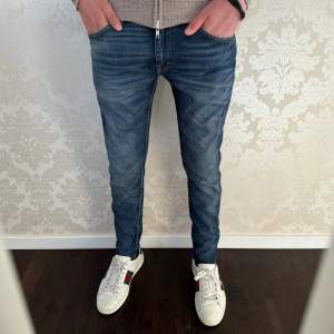 Tiger of Sweden jeans I bra skick | passar w29, l32 | Modellen är 184cm och väger 67kg | INGA BYTEN