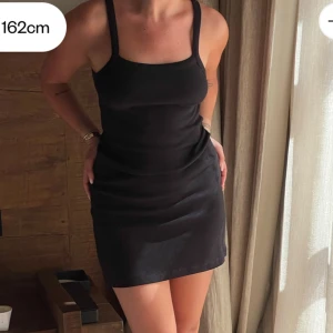 Djer avenue daily tank dress ribbed - Säljer min Daily tank dress ribbed, från djerf avenue! I storlek XS. Helt slutsåld på hemsidan i denna storlek. Endast använd ett fåtal gånger och i nyskick!