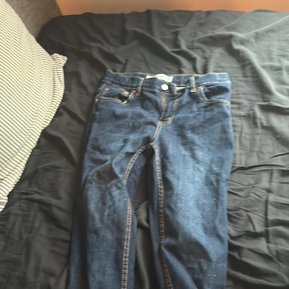 Levis 512 jeans slim taper som jag säljer billigt pågrund av ingen användning och de är helt nya har bara testat dem en gång och det är storlek 164. Jeans & Byxor.