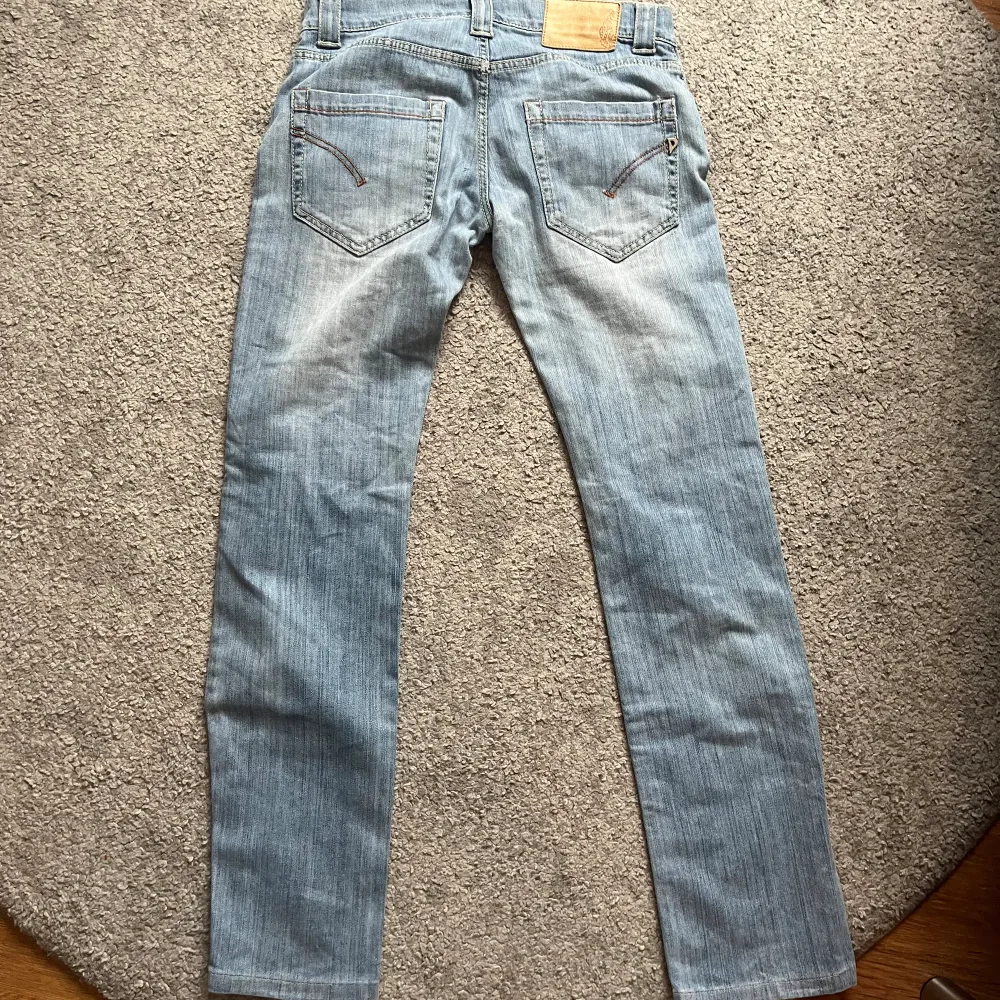 Ett par fina dondup George jeans i en lite äldre modell, kan dock inte bevisa för lappen är rätt urtvättad, men de sitter som George o där av priset  // mycket fint skick, lite urtvättade men inget ytligt // storlek 28/30 // frågor?. Jeans & Byxor.