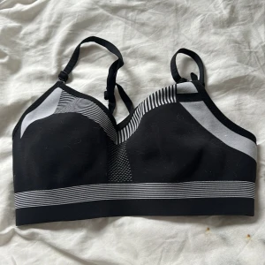 Nike sport-bh  - Sport-bh från Nike! Andvänt några gånger men säljer då den är för liten! Storlek S men skulle säga att den är en XXS ❤️