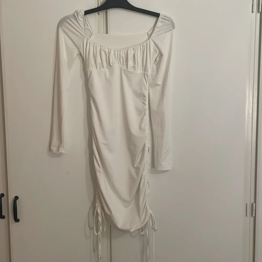 Hej säljer denna vita klänningen den är använd 1 gång så den är som ny köpte denna för 240 så säljare den för 120 storlek S ❤️. Klänningar.