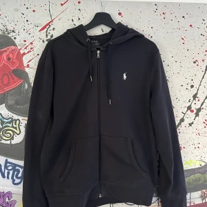 Ralph lauren zip hoodie - Snygg Ralph lauren zip hoodie som har använts väldigt lite och inga skador på den