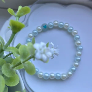 💙📿🤍🌟 - Passar dom flesta då tråden är stretchig men vill ni ha någon speciell storlek kan ni skicka cm så fixar jag 💗 