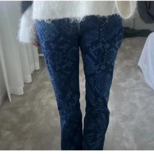 Ormmönstrade jeans - Säljer dessa supersnygga jeans från weekday! Köpta på Plick men var tyvärr för stora för mig❤️ storlek w30 (typ 38-40) Midjemått rakt över: 41cm, Innerbenslängd: 80cm