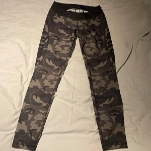 Träningstights MM sports  - Säljer dessa camouflagemönstrade träningstightsen från MM Sports då dem inte kommit till användning. Dem är i storlek L men skulle nog säga att dem passar för en S/M.💕