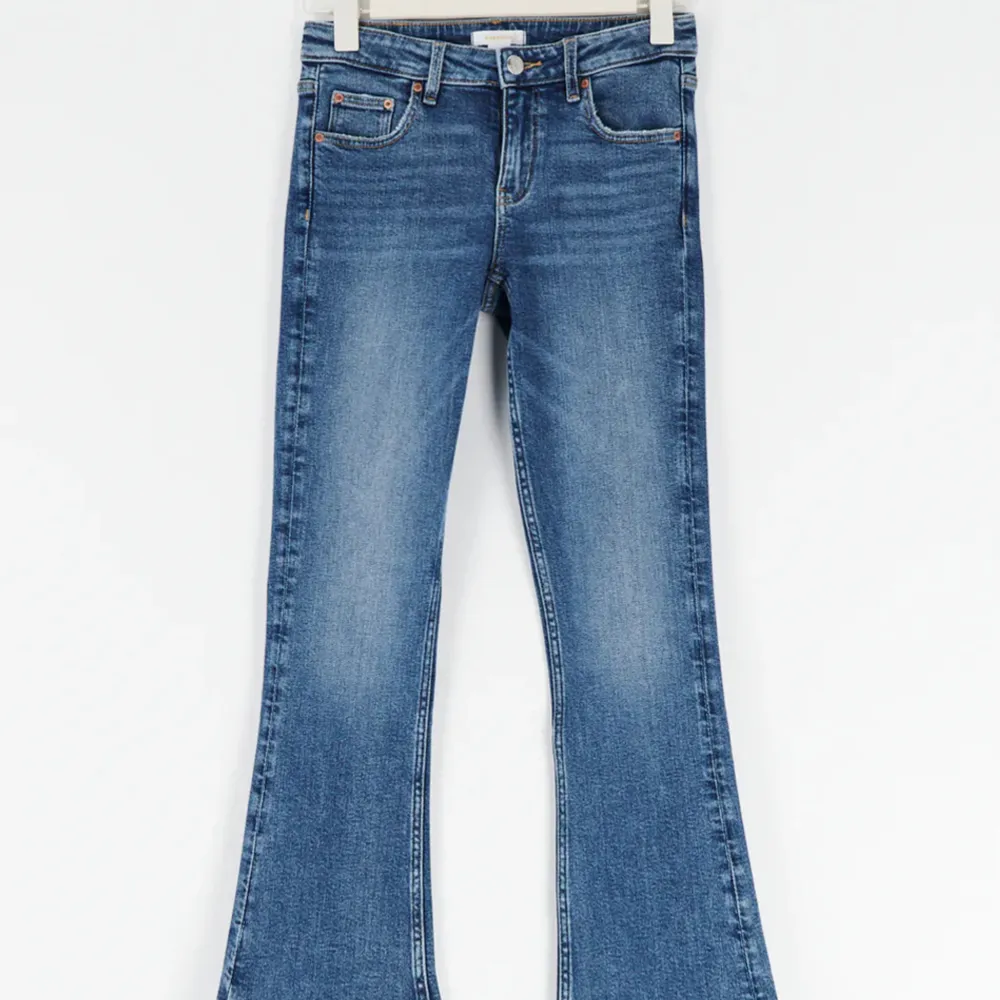 Superfina jeans från Gina Young som tyvärr inte används så ofta, därför säljer jag dem 🙌. Jeans & Byxor.