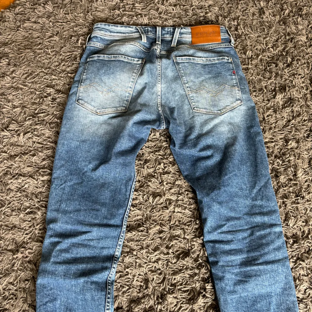Säljer ett par Replay jeans som inte längre passar mig  Jeansen är i bra skick och inte använd så många gånger  Skick: 8/10 Storlek: W31 L30  Priset kan diskuteras . Jeans & Byxor.