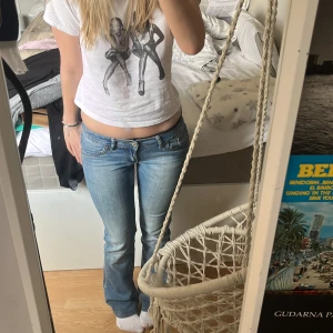 Lowwaist lågmidjade bootcut  Stockholmsstil jeans - Superfina lågmidjade lowwaist bootcut jeans från pn-star. Passar as bra med en genomskinlig spets leopard djurmönster mesh volang sommar topp!