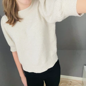 Vero Moda stickad t-shirt - Säljer dessa två stickade t-shirts från vero Moda då dom inte kommer till användning längre. De är använda men i mycket bra skick! 1 st för 150 eller båda för 250❣️❣️