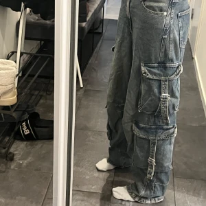 Cargo jeans - Dom är från zara och är midwais. Kamprad använda men är lite upprivna längst ner