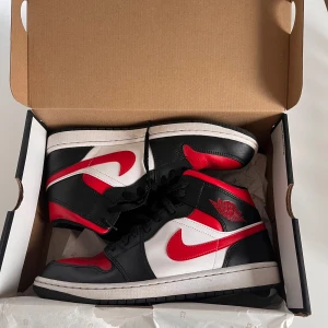 Air Jordan 1 mid - Använda fåtal gånger, kvitto finns
