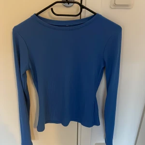 Blå långärmad - Från Nelly, köpt på Sellpy. Saknar lapp men passar 34-36 💓