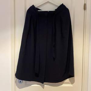 Mörkblå kjol från hm i strl 44. 