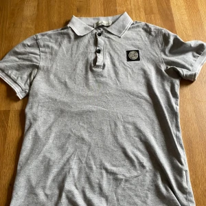Stone island piké! - Säljer denna gråa stone island piké i 8/10 skick. Använd fåtal gånger, nypris 2000kr