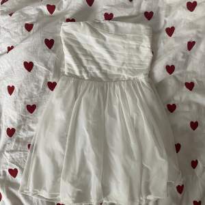 En otroligt fin ”mesh bandeau dress” klänning från ”NLY blush”. Perfekt klänning till tex. Studenten! I storlek 34, och i bra skick, förutom en rosa fläck på insidan av klänningen. 