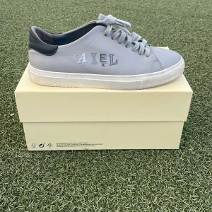 AXEL ARIGATO - Säljer mina Axel aroigatos skor pågrund av att dom var för små, storlek 45, lådan inkluderar men har några skador