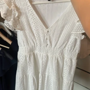 Klänning - Jättefin klänning från vero Moda💗