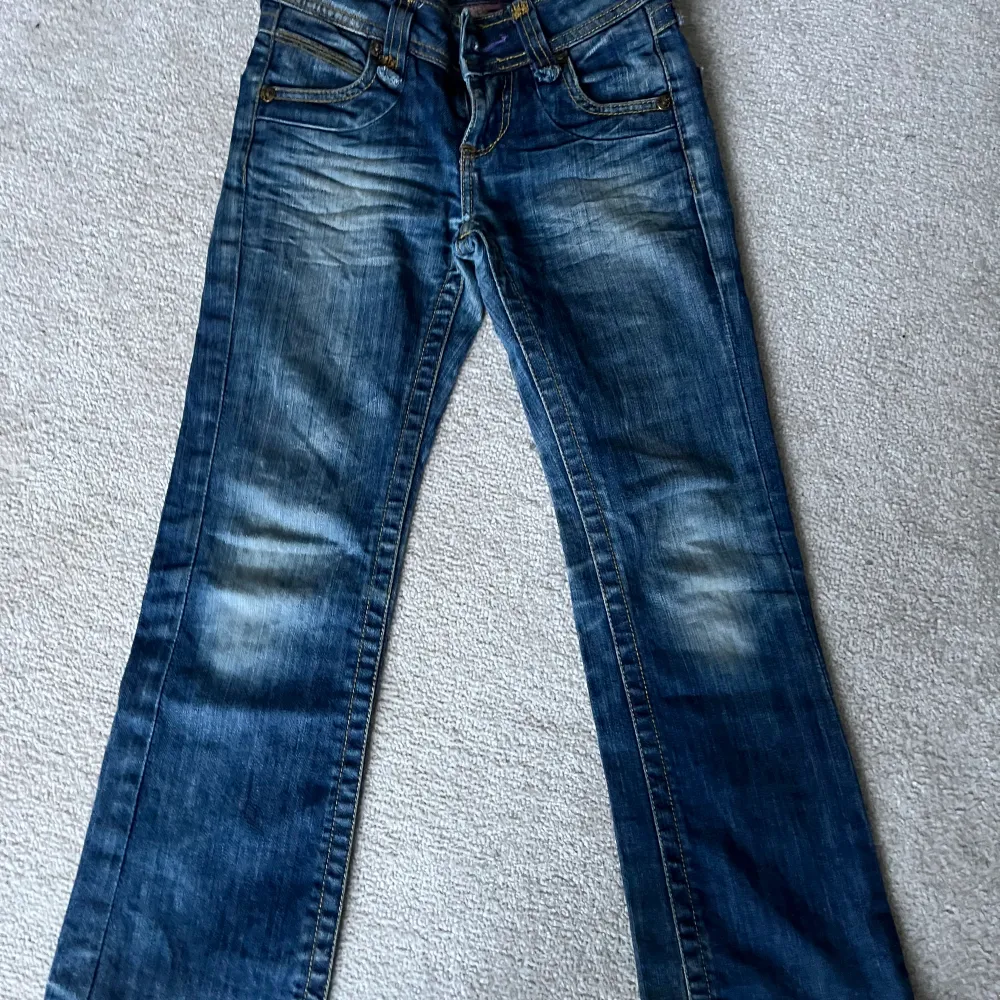 Jätte snygga och Sthlmstilla trendiga jeans. Dom är från märket vingino och jag säljer dom pga jag har växt ur dom. (Vintage jeans)💕. Jeans & Byxor.