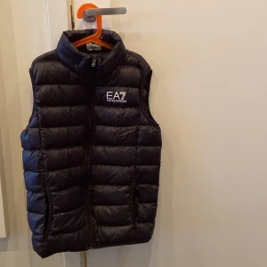 EA7 väst - Ea7 väst i storlek 160 Använd 1-2 gånger men säljes pågrund av att jag ej kan ha den.