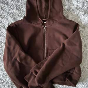 Brun croppad hoodie. Står storlek L men är mer som en XS-S. Använd 1 gång.