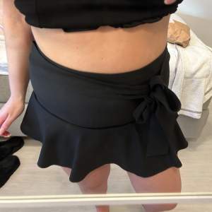 Säljer denna jättefina shorts kjol från zara, använt den en gång endast. Säljer då den inte kommer till användning. Storlek xl men passar MEDIUM! 