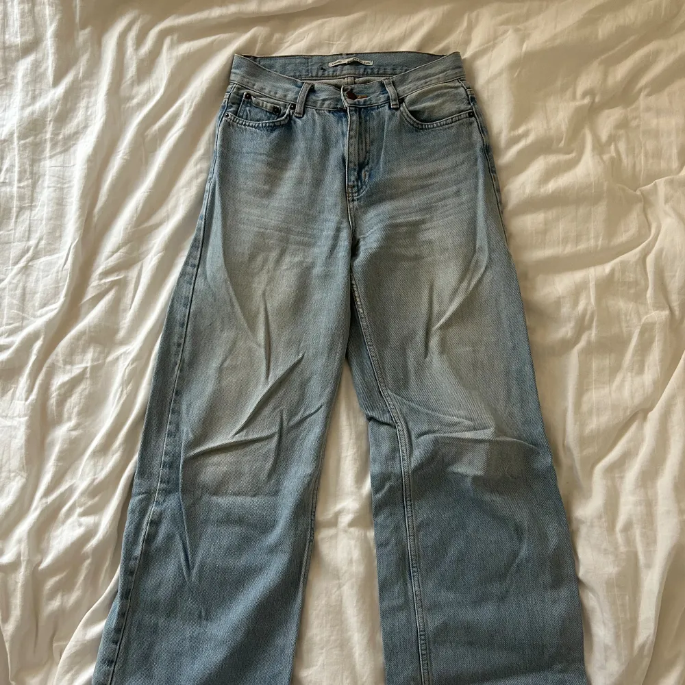 Ljusblåa Midwaist jeans, de är lite slitna i rumpan och i linningen, annars bra skick, jag är lite osäker på storlek men jag skulle säga att det passar någon som har storlek 36/38. Jeans & Byxor.