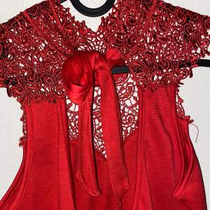 En röd klänning använd få gånger till fester. Ny skick storlek S