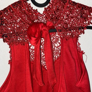 Klänning  - En röd klänning använd få gånger till fester. Ny skick storlek S