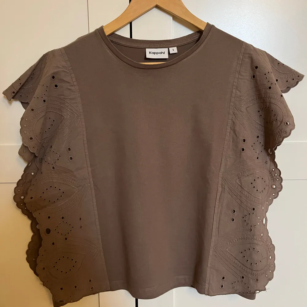 Asfin T-shirt med volanger längs sidorna, använd men i fint skick! Superfin brun färg och perfekt till sommaren🤎  . T-shirts.