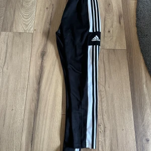 Adidas träningsbyxor  - Adidas träningsbyxor i fint skick. Storlek M
