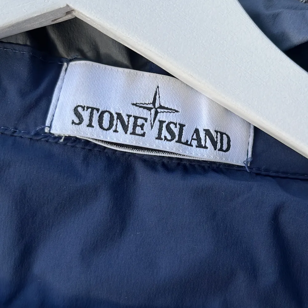 Stone islands jacket Navy blue Size L Barely worn,  Fits me good at 182 and 80kg. Jackor.