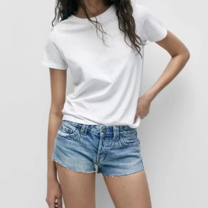 Lågmidjade shorts - Lågmidjade shorts från Pull&Bear. Säljer då de ej passar. Midja:76 