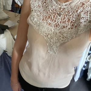 Snygg blus med spets - Jättefin blus med spets upptill. Köpt på secondhand men verkar knappt vara använd🥰 Höra av er vid eventuella frågor☺️
