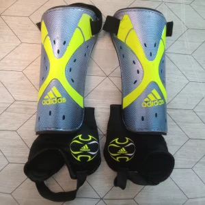 Adidas benskydd - Säljer dessa Adidas benskydd som är i fint skick. Köparen står för frakten. 