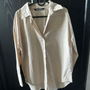 Beige skjorta från Zara i storlek XS. Super fin till våren🩷🩷 Hör av dig för fler bilder