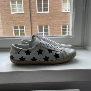 Saint Laurent skor - Säljer nu mina saint Laurent skor i storlek 41 kond 7/10 ganska använda men har väldigt mycket kvar att ge tyvär ingår bara skorna köpta för runt 4000 mitt pris 999 passar både tjejer och killar