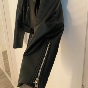 Zara Skinnjacka - Bra skick, använd ca 12 ggr 