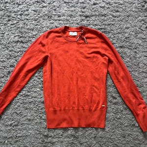 Holly & white tröja - Orange holly & white tröja från lindex som inte kommer till användning längre. Inga defekter och bra skick.