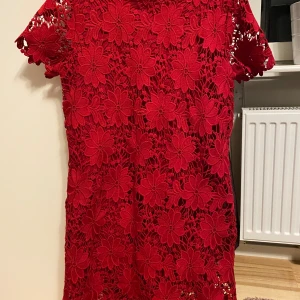 Klänning strl 140 - Fint skick.  Katt finns i hemmet (allergivänlig ras). Jag är väldigt mån om mina köpare. Skulle du vara missnöjd med ditt köp så ta gärna kontakt med mig innan dåligt omdöme. Så har jag en chans att rätta till det. 