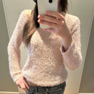 Rosa glittrig tröja - Denna super söta rosa glittriga lite urringade tröjan som verkligen är så  snygg men säljer då jag har väldigt många rosa tröjor redan🩷 