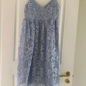 Blå Vila Klänning - Säljer pga att jag växt ut den. Bra och fin sommarklänning. Nypris ungefär 350kr och säljer för 220kr. Använd fåtal gånger och är i nyskick. Fråga om du är osäker över något. Står ej för postens slarv och köparen står för frakten💞