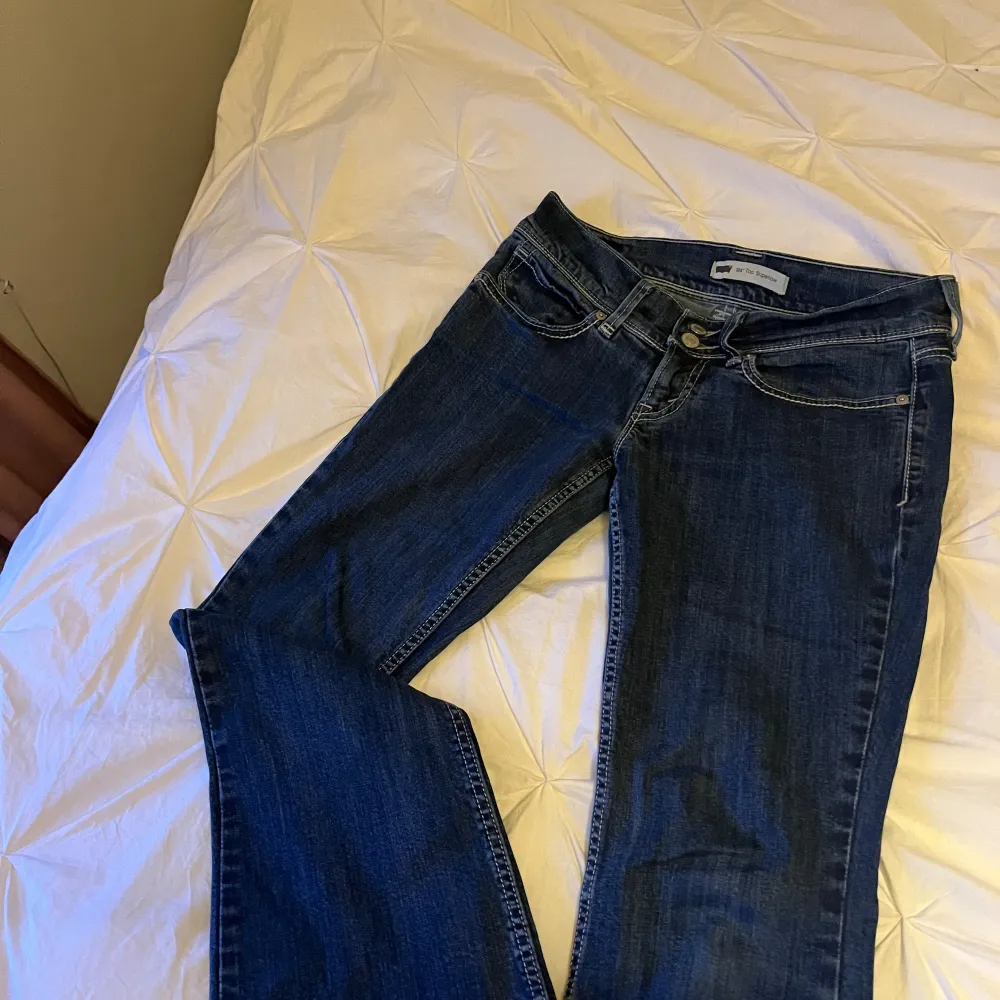 Så fina jeans från levis!! Köpta för 1250 ungefär förra året. Men som nya! Pris kan diskuteras💕. Jeans & Byxor.