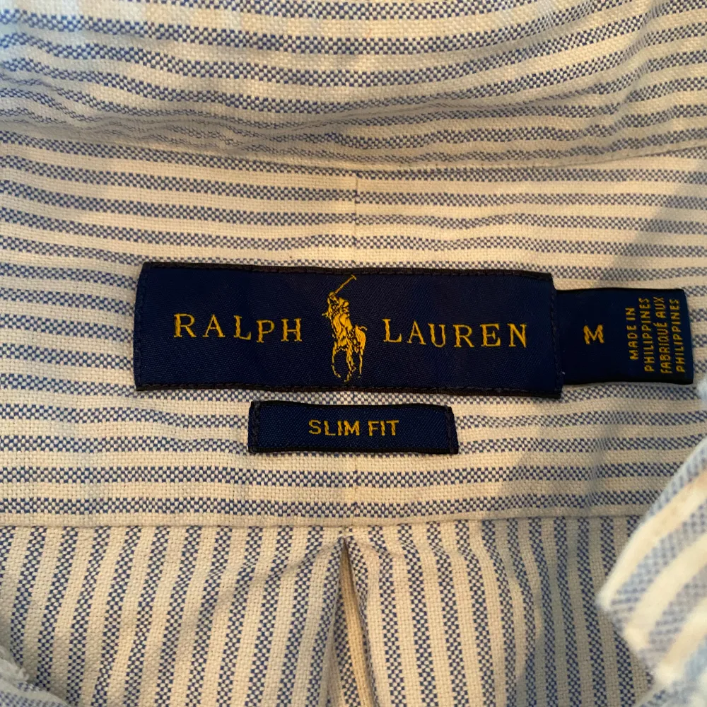 Jättefin ny Ralph lauren skjorta. Storlek M slim fit. Kontakta för fler frågor eller funderingar.. Skjortor.