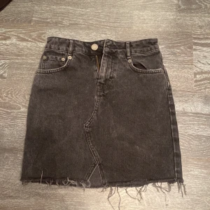 Jeanskjol - Svart jeans kjol, UK 2!!💗