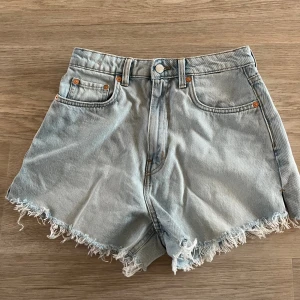 Jeansshorts  - Nästan aldrig använd, storlek 28 men passar som S
