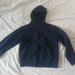 Ralph lauren zip - Säljer denna as snygga Ralph Lauren Zipen skick 8/10 storlek 160 sitter som xs ny pris 1000 mit pris 449